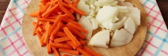 плов с курицей в утятнице на плите