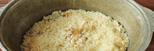 плов с курицей в утятнице на плите