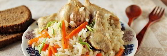 плов с курицей в утятнице на плите