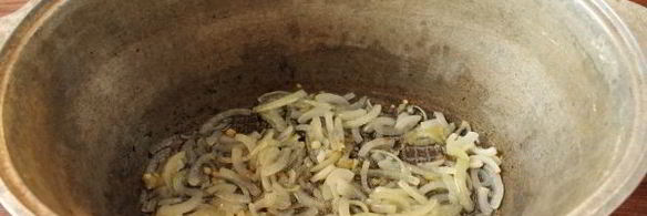 плов с курицей в утятнице на плите