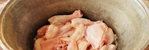 плов с курицей в утятнице на плите