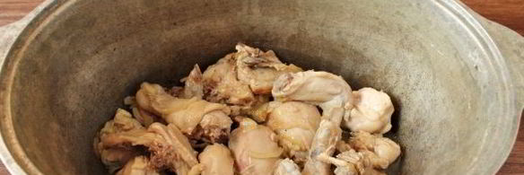 плов с курицей в утятнице на плите