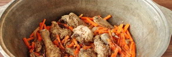 плов с курицей в утятнице на плите