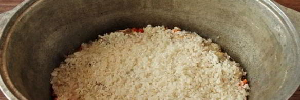 плов с курицей в утятнице на плите