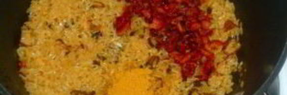 плов со свининой в кастрюле