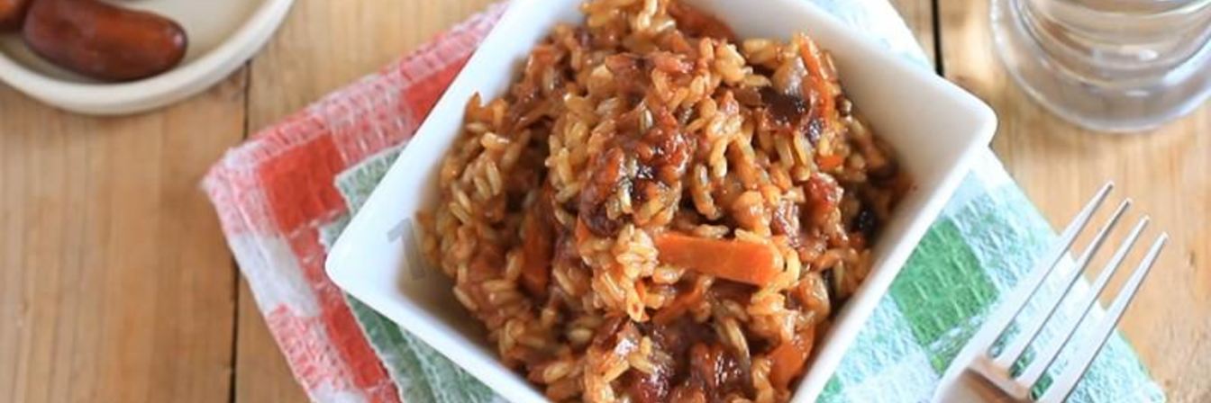 Сладкий плов из коричневого бурого риса с финиками и орехами