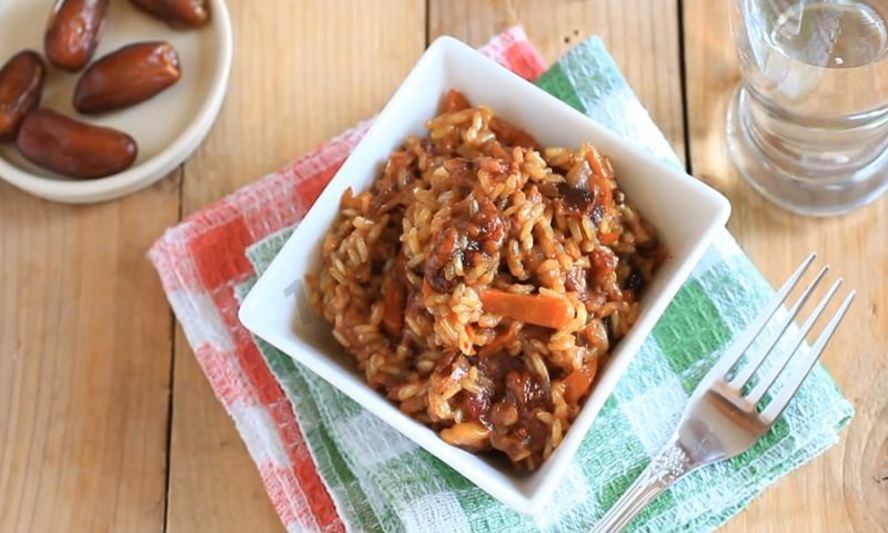 Рецепт сладкого плова из коричневого бурого риса с финиками и орехами