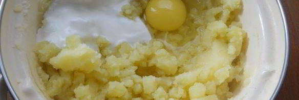 пышное картофельное пюре с яйцом и сметаной