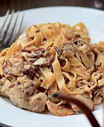 Феттучини с рагу из цесарки и белых грибов