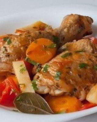 Фрикасе по-креольски из курицы в томатном соусе