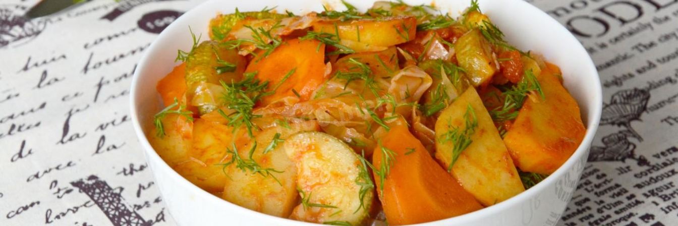 Овощное рагу с кабачками, картошкой и капустой