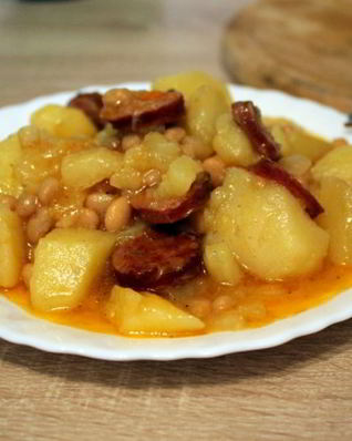 Рагу с сырокопчеными колбасками и фасолью
