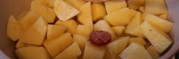 рагу с сырокопчеными колбасками и фасолью