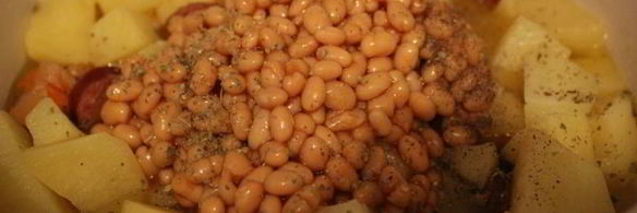 рагу с сырокопчеными колбасками и фасолью