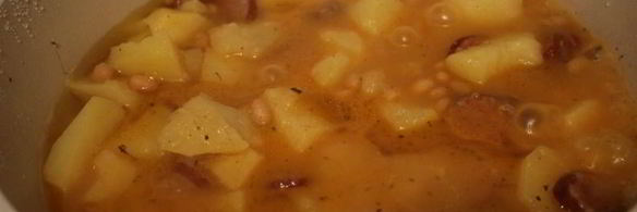 рагу с сырокопчеными колбасками и фасолью