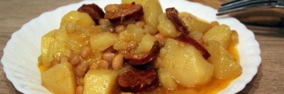 рагу с сырокопчеными колбасками и фасолью