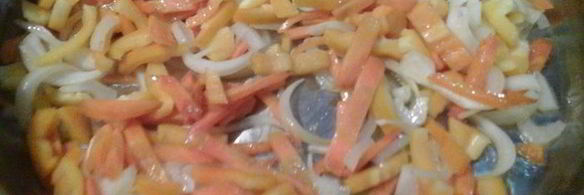 солнечное рагу с курицей, тыквой и сливами