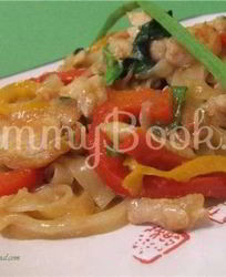 Рисовая лапша с индюшиным филе и овощами