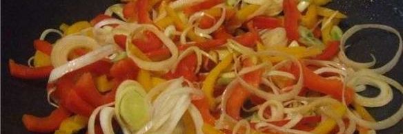 рисовая лапша с индюшиным филе и овощами