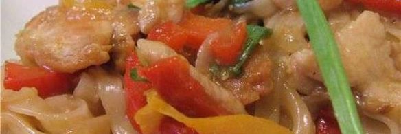 рисовая лапша с индюшиным филе и овощами