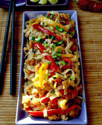 Рисовая лапша с креветками и овощами