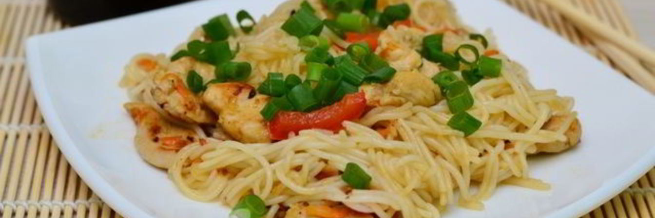 Рисовая лапша с куриным филе и овощами