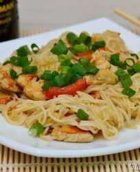 Рисовая лапша с куриным филе и овощами