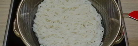 рисовая лапша с куриным филе и овощами