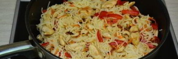 рисовая лапша с куриным филе и овощами