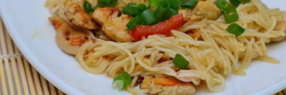 рисовая лапша с куриным филе и овощами