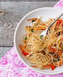 Рисовая лапша с овощами и курицей