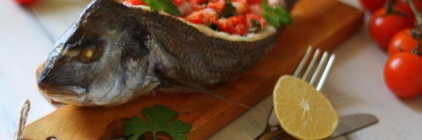 Дорада, фаршированная креветками и томатами