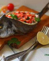 Дорада, фаршированная креветками и томатами