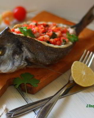 Дорада, фаршированная креветками и томатами