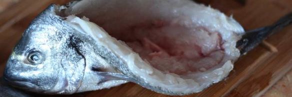 дорада, фаршированная креветками и томатами