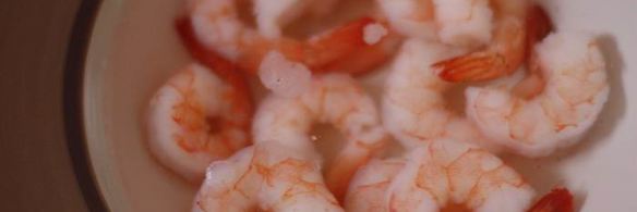 дорада, фаршированная креветками и томатами