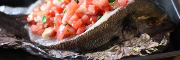 дорада, фаршированная креветками и томатами