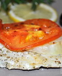 Дори, запеченный с помидорами и луком