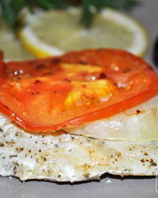 Дори, запеченный с помидорами и луком