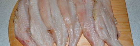 дори, запеченный с помидорами и луком