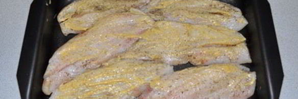 дори, запеченный с помидорами и луком