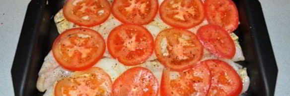 дори, запеченный с помидорами и луком