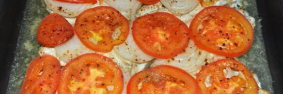 дори, запеченный с помидорами и луком