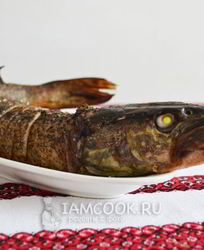 Фаршированная щука с салом в духовке