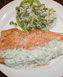 Форель с огуречным соусом