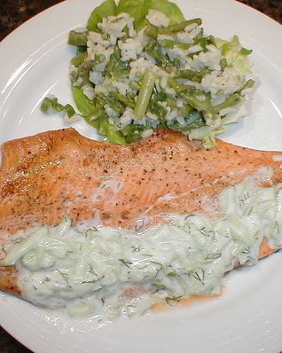 Форель с огуречным соусом