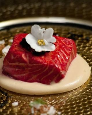 Форель в белом вине со свекольной стружкой и пюре из кольраби