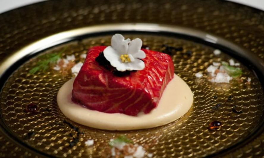 Рецепт форели в белом вине со свекольной стружкой и пюре из кольраби