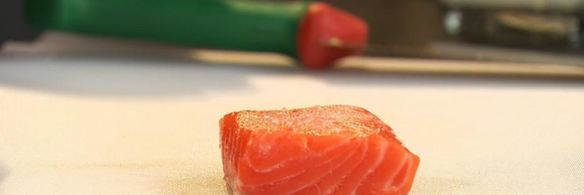 форель в белом вине со свекольной стружкой и пюре из кольраби