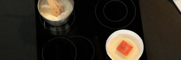 форель в белом вине со свекольной стружкой и пюре из кольраби